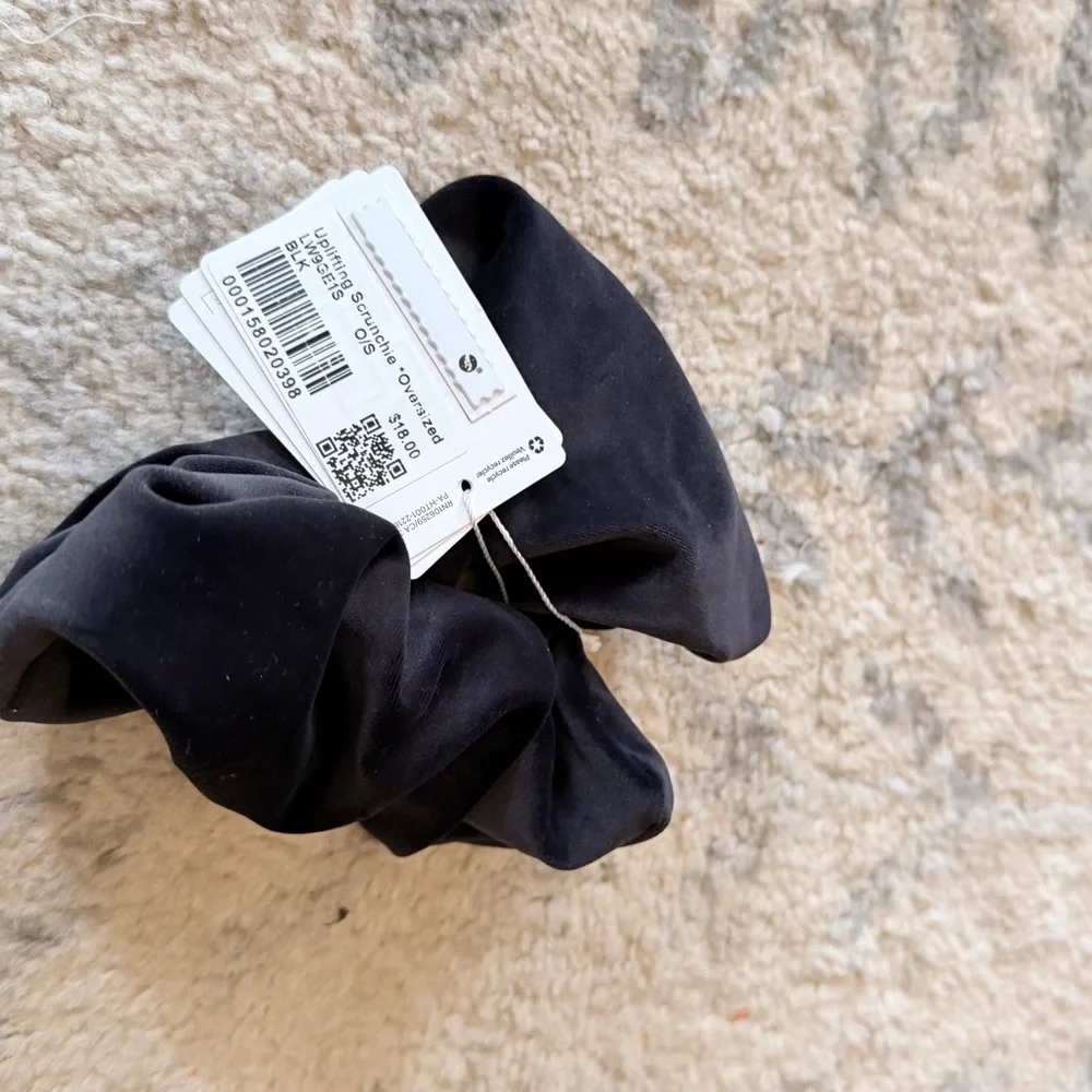 lululemon athletica Black Uplifting Velour Scrunchie - Picture 3 of 4